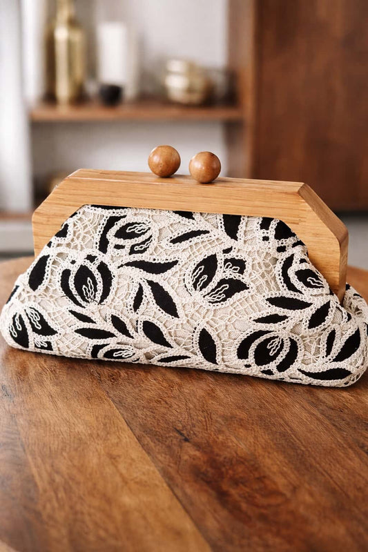 Clutch bordado combinado madera