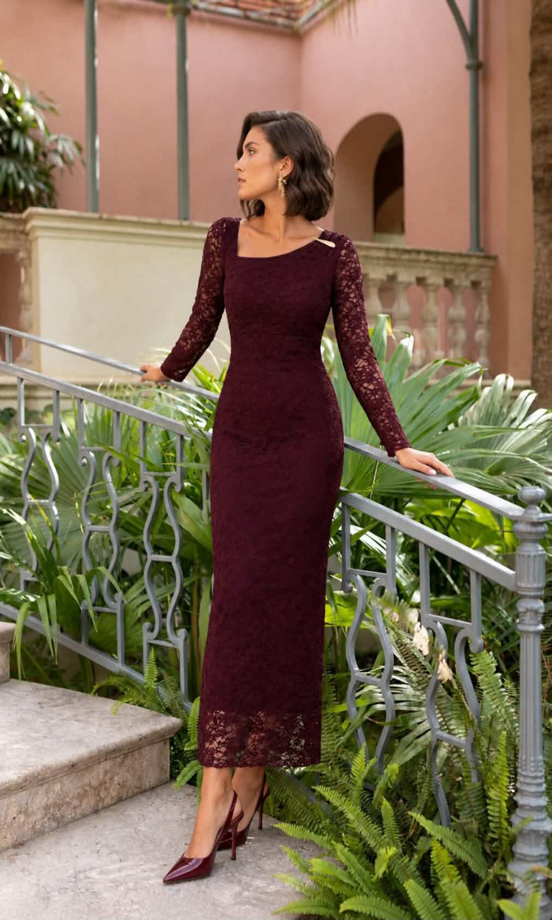 Vestido de encaje con escote asimétrico