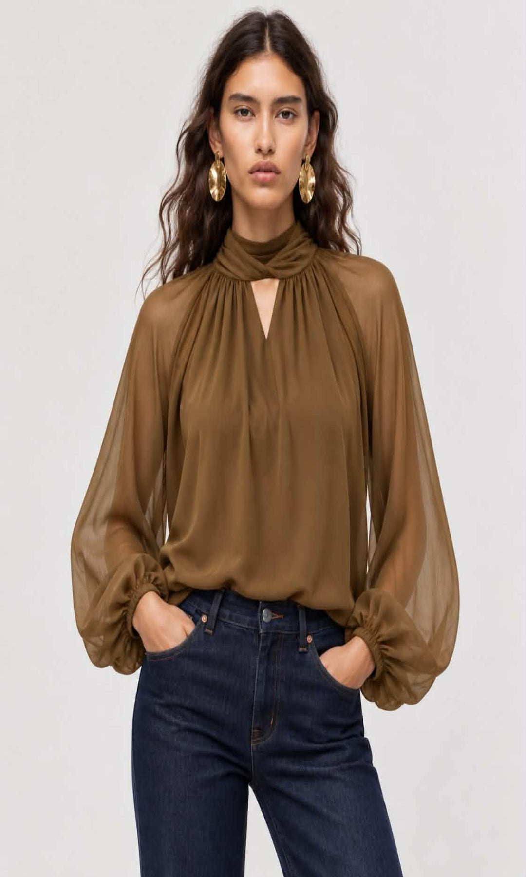Blusa fluida con cuello alto
