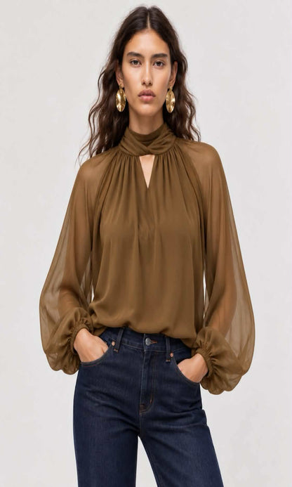 Blusa fluida con cuello alto