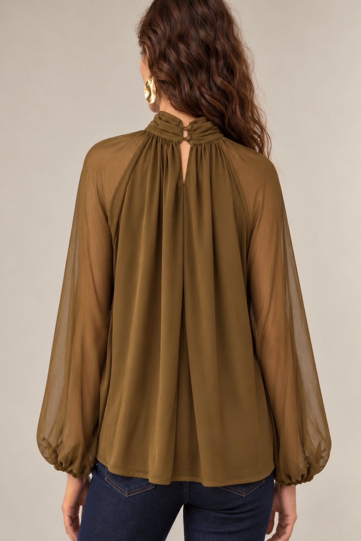 Blusa fluida con cuello alto