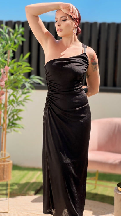 Robe asymétrique avec détail métallique