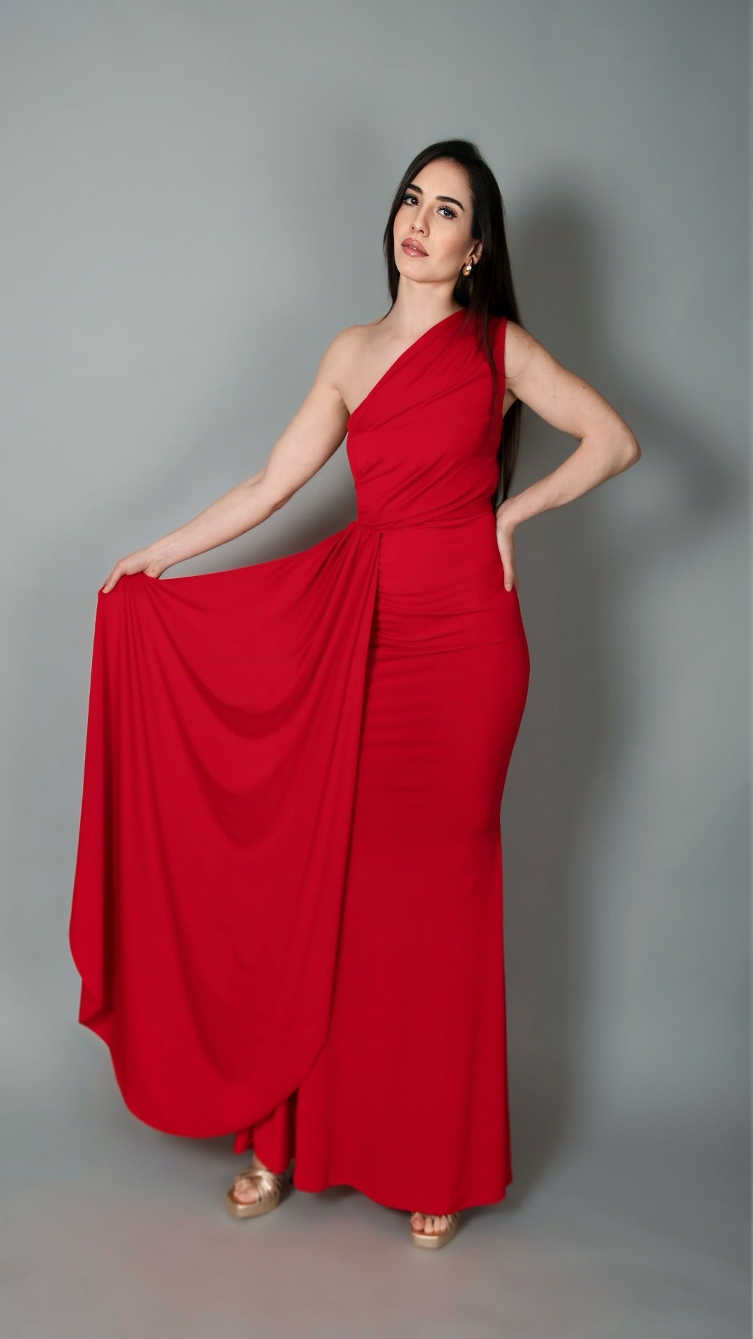 Robe rouge avec queue