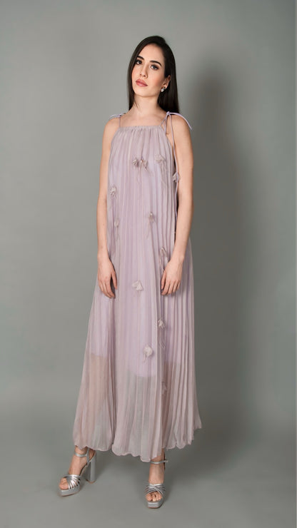 Robe plissée de fleurs et de plumes