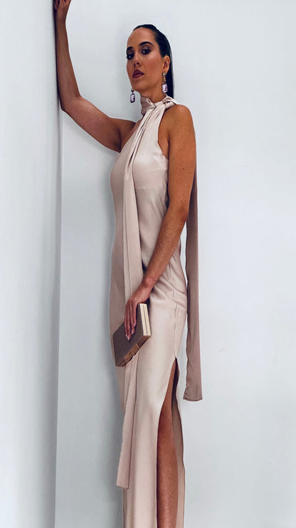 Robe asymétrique en satin avec foulard
