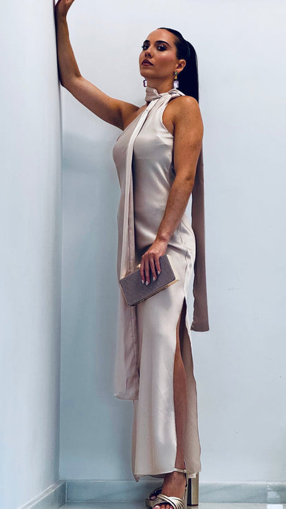 Robe asymétrique en satin avec foulard
