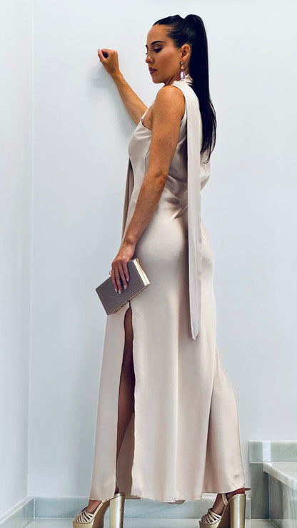 Robe asymétrique en satin avec foulard