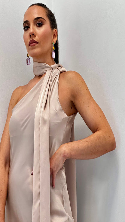 Robe asymétrique en satin avec foulard