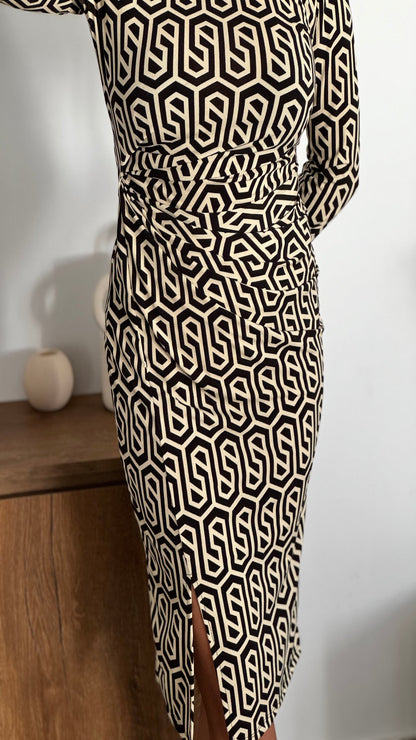 Robe froncée avec fente