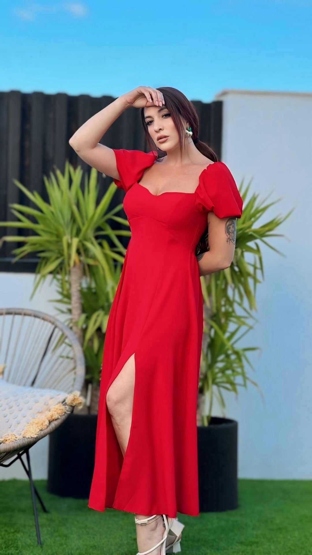 Vestido rojo con manga abullonada y abertura